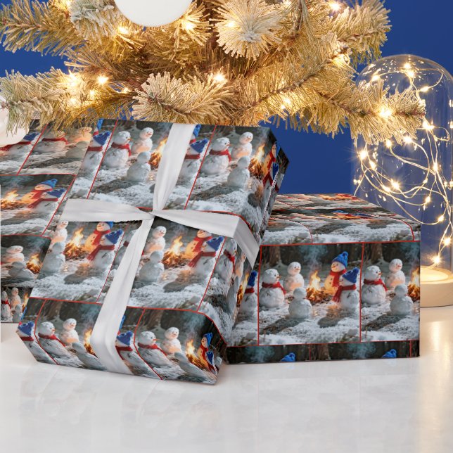 Schmelzende Schneemänner sitzen um ein Lagerfeuer  Geschenkpapier (Feiertage)