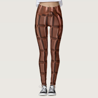 Schmelzschokolade, die über einen Schokoladenblock Leggings