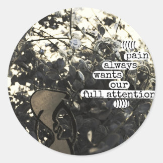 Schmerz will immer unsere volle Aufmerksamkeit Runder Aufkleber