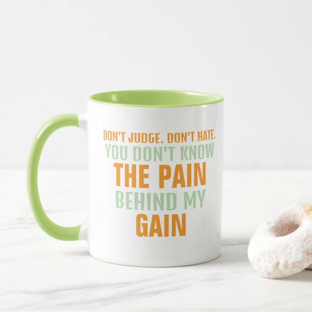 SCHMERZEN UND ERWERBEN Orange und Grüner Text auf  Tasse (Mit Donut)