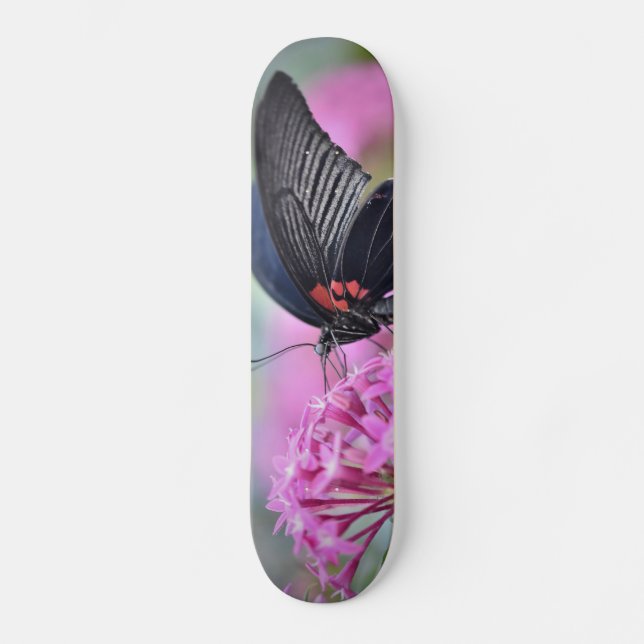 Schmetterling auf Blume Skateboard (Vorderseite)