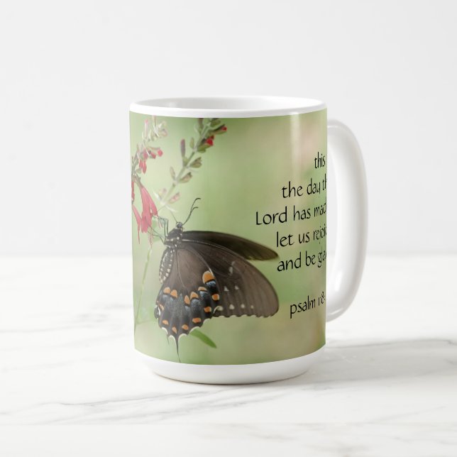 Schmetterling auf Blume, w Verse aus Psalm 118:24 Kaffeetasse (VorderseiteRechts)