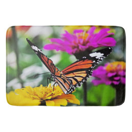 Schmetterling auf Blumen #2 Badematte