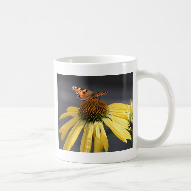 Schmetterling auf Blüte Kaffeetasse (Rechts)