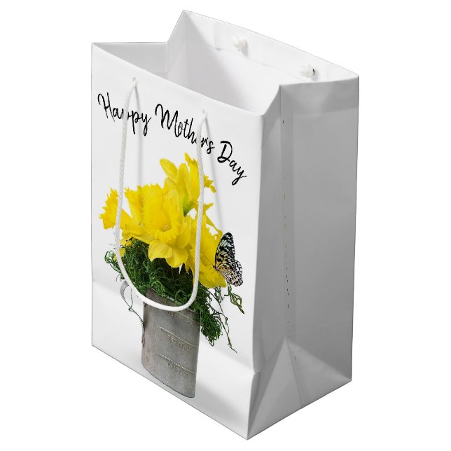 Schmetterling auf Daffodil Bouquet Mittlere Geschenktüte (Vorderseite Schrägansicht)