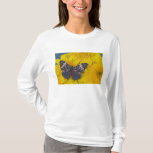 Schmetterling auf der gelben Blume T-Shirt
