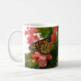 Schmetterling auf der Tasse der roten Blume