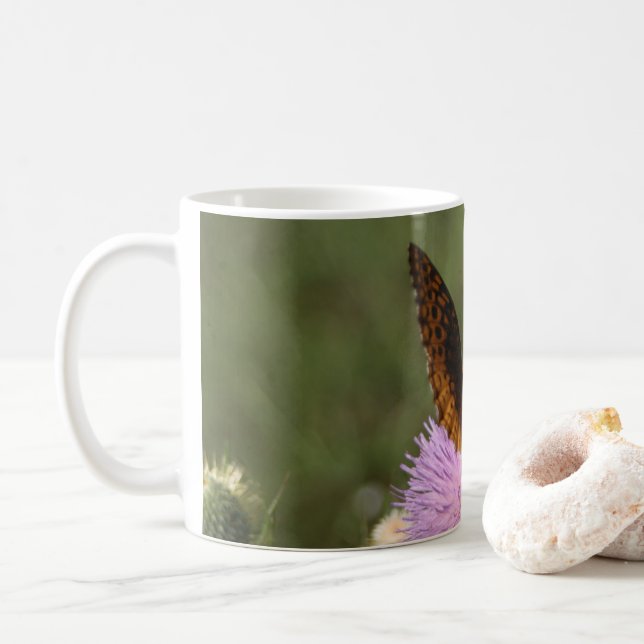 Schmetterling auf einem Dickel Kaffeetasse (Mit Donut)