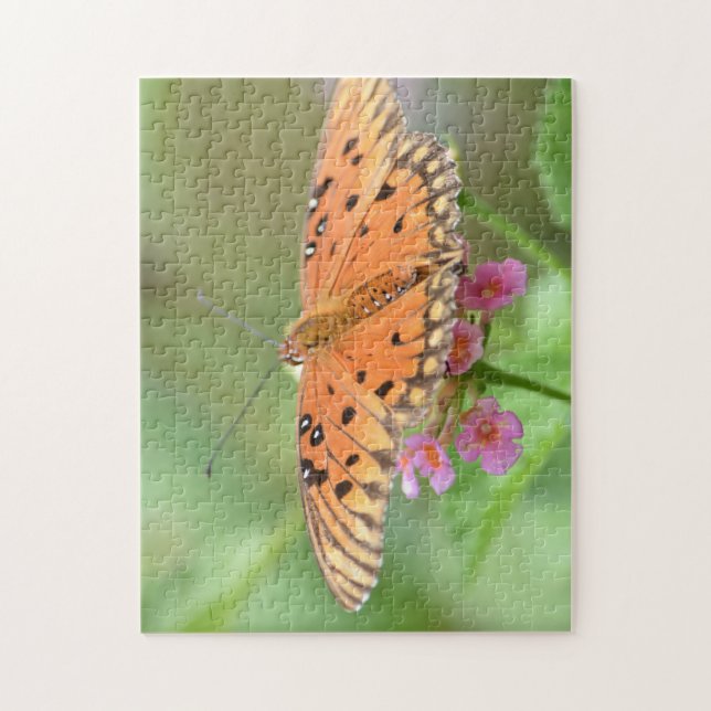 Schmetterling auf einer Blume in einem Park Puzzle (Vertikal)