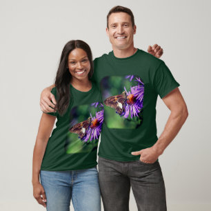 Schmetterling auf Lila Aster-Blume T-Shirt