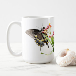Schmetterling auf Milchkrautblüten, auf Weiß Kaffeetasse
