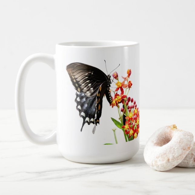 Schmetterling auf Milchkrautblüten, auf Weiß Kaffeetasse (Mit Donut)
