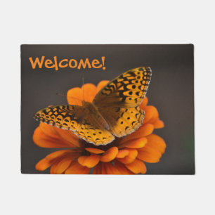 Schmetterling auf Orange Zinnia Begrüßungsmatte Fußmatte
