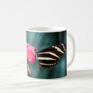 Schmetterling auf rosa Blütenfotografie Kaffeetasse