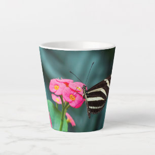 Schmetterling auf rosa Blütenfotografie Milchtasse