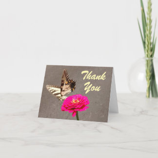 Schmetterling auf rotem Zinnia Pflaster Hintergrun Dankeskarte