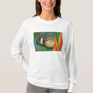 Schmetterling auf tropischer Blume T-Shirt