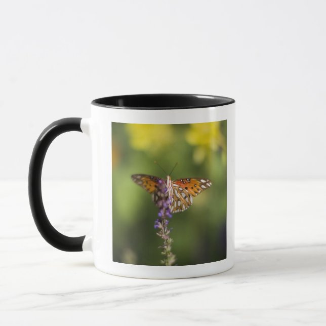 Schmetterling auf Wildblumen Tasse (Links)