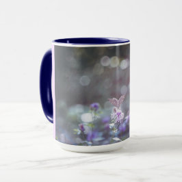 Schmetterling auf wilden Blume Tasse