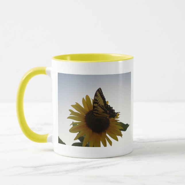 Schmetterling, der an der Dämmerung stillsteht Tasse (Links)