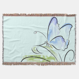 Schmetterling, der auf Gras über Blumenfeld sitzt Decke