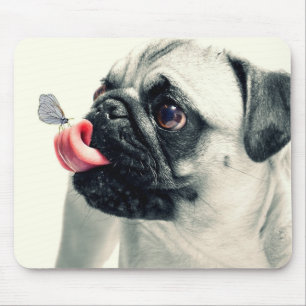 Schmetterling, der auf Mops-Zunge sitzt Mousepad