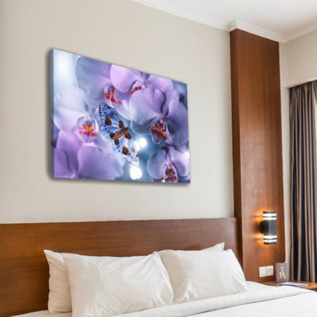 Schmetterling, der Lila Orchideen-Blume besucht Leinwanddruck (Von Creator hochgeladen)