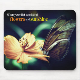 Schmetterling füttre auf Blume Mousepad