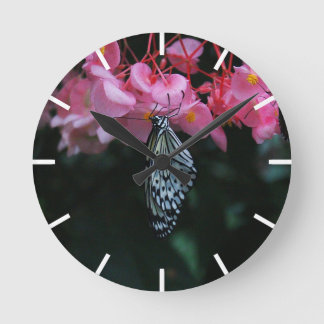 Schmetterling hängt an Blumen Runde Wanduhr