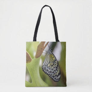 Schmetterling herauf nahe Taschentasche