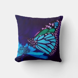 Schmetterling im blauen hellen Kissen