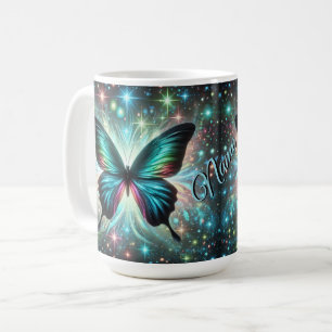 Schmetterling mit galaktischem Glühen und glühende Kaffeetasse