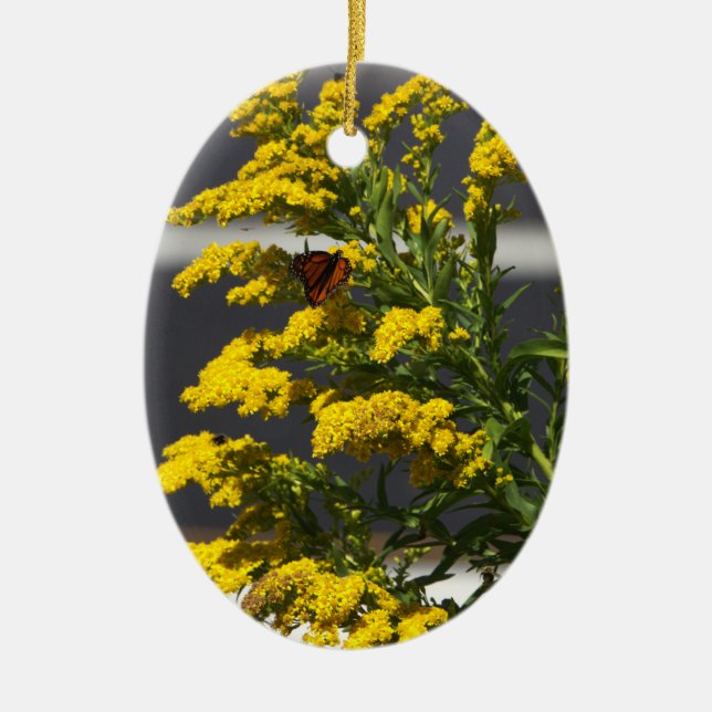 Schmetterling mit gelben Wildblumen Keramik Ornament (Vorne)