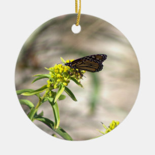 Schmetterling mit gelben Wildblumen-Ornament Keramik Ornament