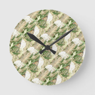 Schmetterling mit weißer Blume Runde Wanduhr