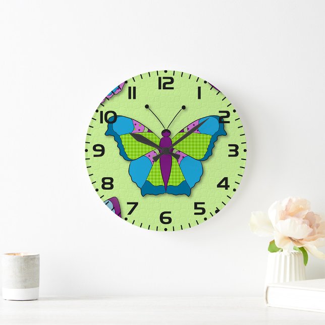 Schmetterling-Patchworkmuster auf Grün Große Wanduhr (Von Creator hochgeladen)