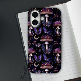 Schmetterling-Pilz-Blumen-Dunkles Hexen-Muster iPhone 16 Hülle