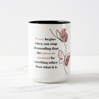 Schmetterling-Tasse mit Zitat 'Frieden beginnt im Zweifarbige Tasse
