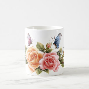 Schmetterling und hübsche Tasse der Rosen -
