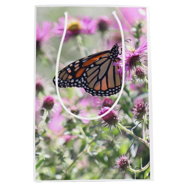 Schmetterling und Lila Blume Mittlere Geschenktüte (Vorderseite)