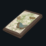 Schmetterlinge auf Noten mit Blumendesign Tri-fold Geldbeutel<br><div class="desc">Ein grünes Blumendesign und Noten dienen als Hintergrund für ein Trio von Schmetterlingen in diesem Stück von Vision Studio. Auch das französische Wort für Schmetterling, Papillon, ist am unteren Ende des Stückes verziert. Wenn Sie eine große Liebe an Schmetterlingen, Natur, oder wie Sie sich mit Schönheit umgeben, ist dies der...</div>