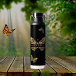 Schmetterlinge-Goldschrift Trinkflasche<br><div class="desc">Imitate goldene Schmetterlinge auf schwarzem Hintergrund. Personalisieren Sie Ihren Namen und fügen Sie ihn hinzu.</div>