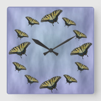 Schmetterlinge in den Wolken Quadratische Wanduhr