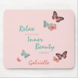 Schmetterlinge Inner Beauty Quote - Personalisiert Mousepad<br><div class="desc">Personalisieren Sie dieses hübsche Mauspad mit Ihrem Namen. Dieses feminine Design zeichnet sich durch Schmetterlinge und positive Formulierungen in der Schriftzypografie aus. Die Yogi-Weisheit lautet "Entspannen und lasse Ihre innere Schönheit entstehen". Es hat eine Palette von blass Korallen rosa, Korallen und aquamarin Grün/Blau. Bitte suchen Sie in unserem Shop nach...</div>