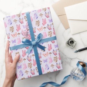 Schmetterlinge und Pilze auf blassem Lila Geschenkpapier