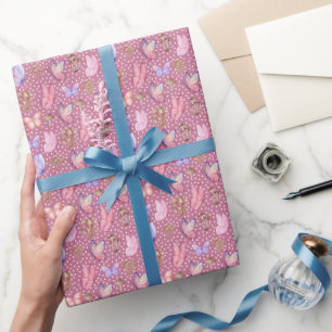 Schmetterlinge und Pilze auf violett rosa Geschenkpapier