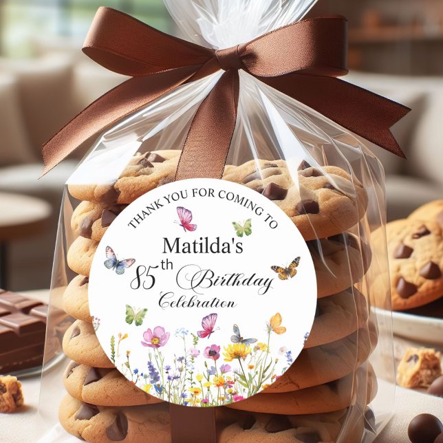 Schmetterlinge und Wildblumen Elegant 85. Geburtst Runder Aufkleber (Von Creator hochgeladen)