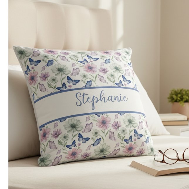 Schmetterlings- und Blumengarten-Name Kissen (A floral and butterfly throw pillow, a perfect birthday gift for a friend or daughter.)