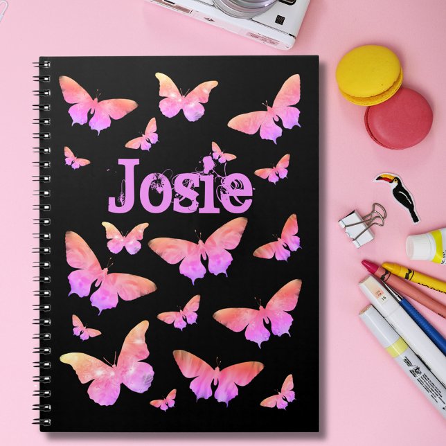 Schmetterlingsmuster fügen Name Rosa und Schwarz h Notizblock (Modern Butterfly pattern black and pink custom name notebook with funky pop art butterflies artwork)