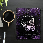 Schmetterlingsskript für lila Glitzer Planer<br><div class="desc">Schwarzer Hintergrund,  weißer Text. Dekoriert mit lila Imitat Glitzer,  Glitzern und einem großen Schmetterling. Personalisieren und fügen Sie ein Jahr,  Ihren Namen und einen Titel. Der Name ist mit einem modernen handgeschriebenen Stilskript geschrieben.</div>